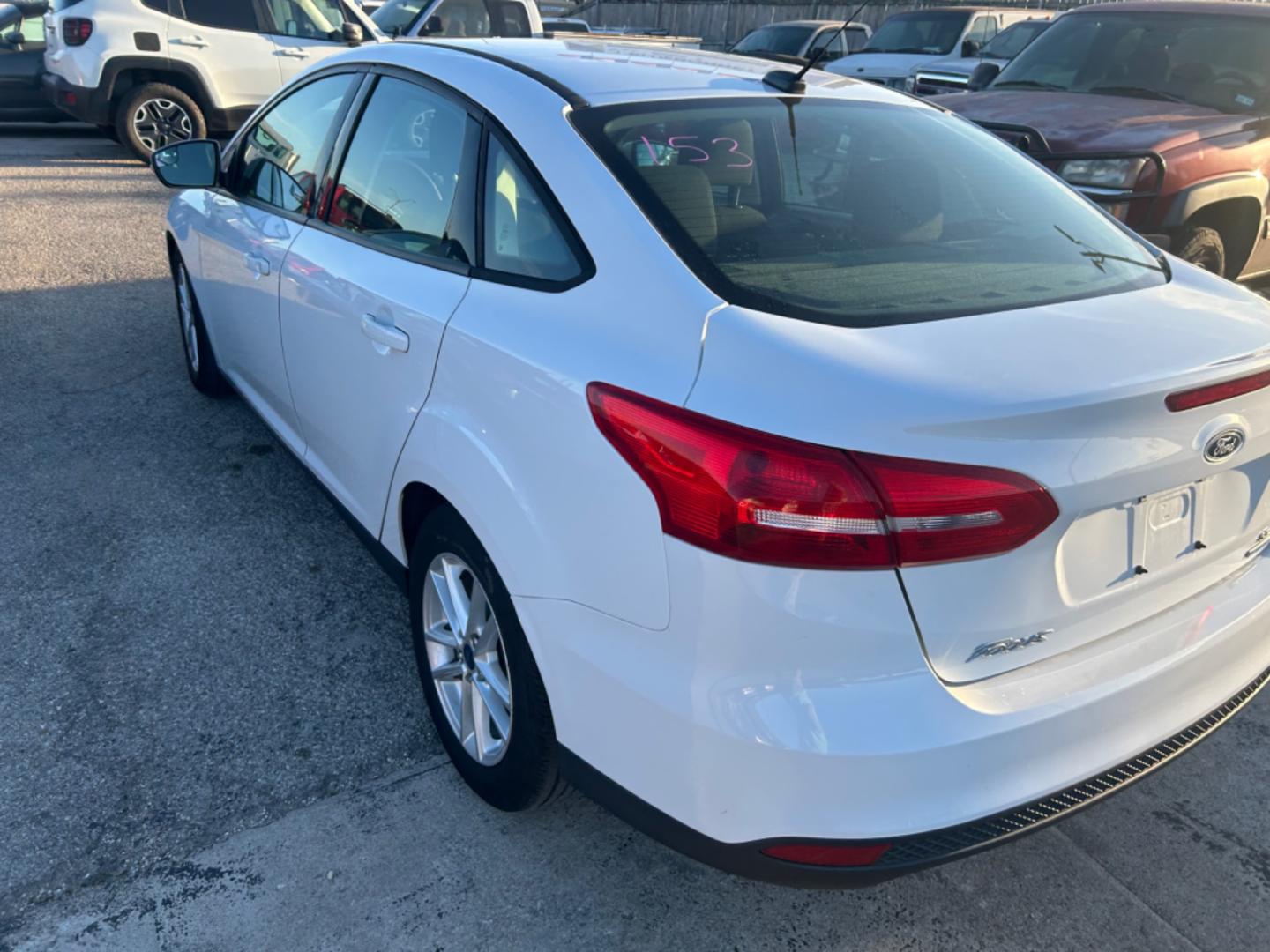 2016 White Ford Focus SE Sedan (1FADP3F28GL) with an 2.0L L4 DOHC 16V engine, located at 1687 Business 35 S, New Braunfels, TX, 78130, (830) 625-7159, 29.655487, -98.051491 - Photo#7